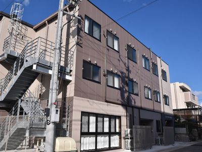 明るい外観の建物
