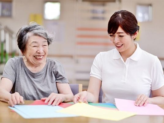 笑顔の利用者と職員
