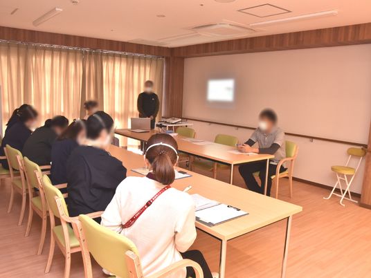 研修中のスタッフたち