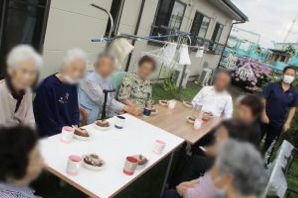 穏やかな庭での団欒