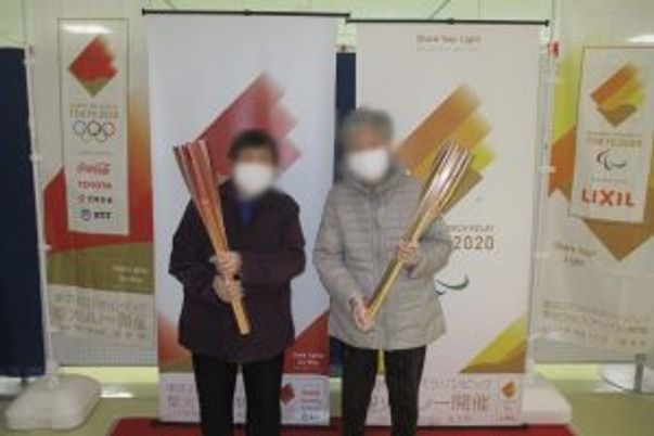トーチを持つ人々の展示