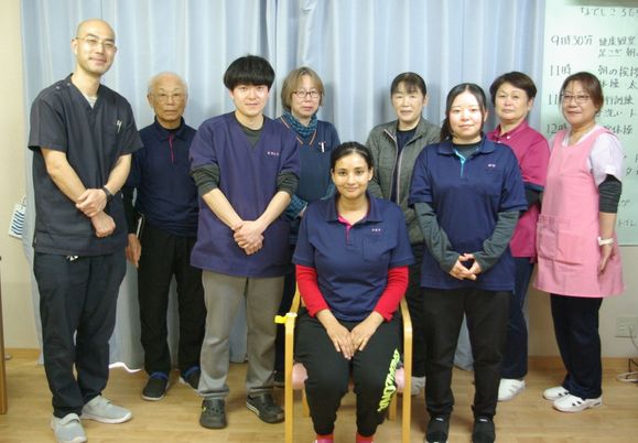 笑顔のスタッフたち集合写真