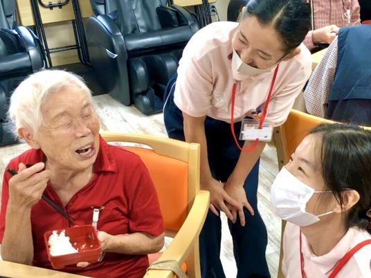 高齢者とスタッフの会話