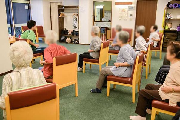 楽しく体操する様子 エントランス