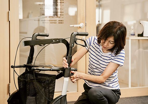 女性が車椅子調整中の室内