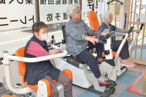 トレーニング機器と利用者の風景