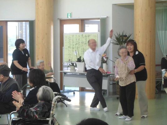 活動中の人々