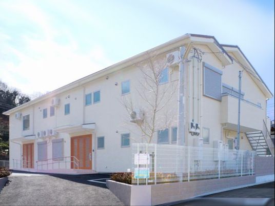 明るく清潔な外観
