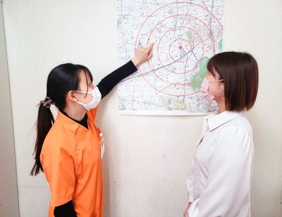 地図を指差すスタッフ