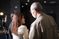 笑顔で会話する人々