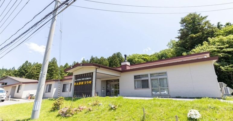 緑に囲まれた外観