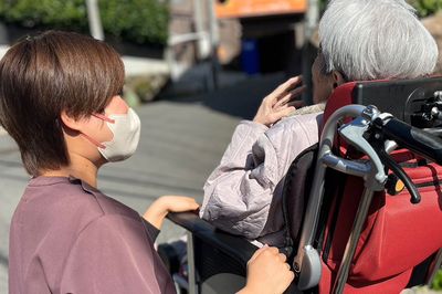 スタッフと利用者の様子