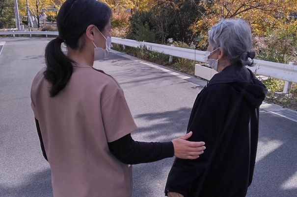 スタッフと高齢者が散歩する庭