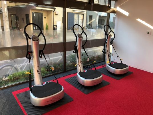 運動機器が並ぶ室内