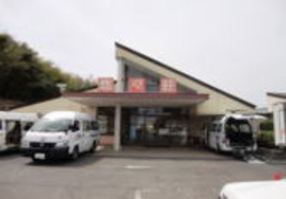 広い駐車場の施設外観  