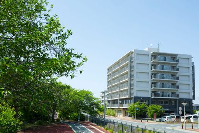 木々が隣接する建物外観