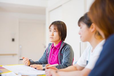 3人の会議中の様子