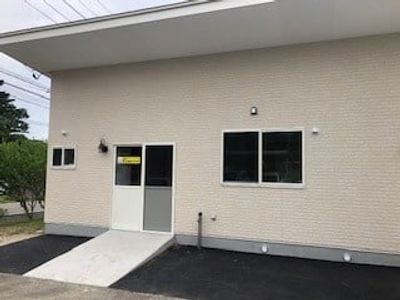 明るい出入口の建物外観