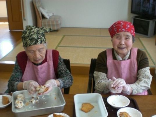 活動する高齢者二人和室