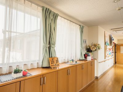 暖かみのある廊下の風景