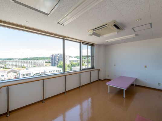 採光豊かな洋室空間