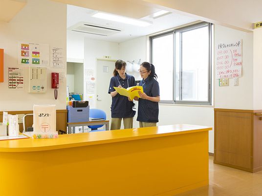 スタッフが業務を行う様子
