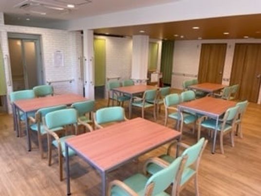 明るい空間の食堂