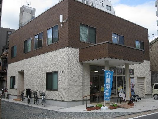 自転車が並ぶ建物外観
