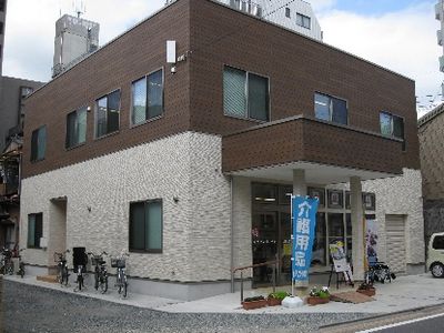 自転車が並ぶ建物外観