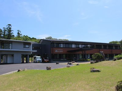 広々とした緑の外観