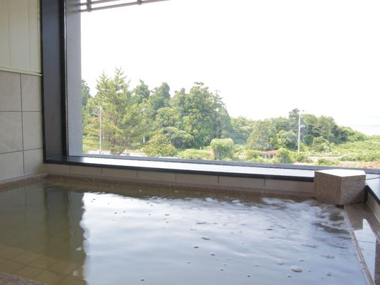 緑豊かな眺望の浴室