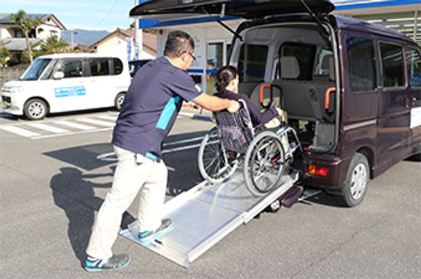 車椅子用車両を利用する様子