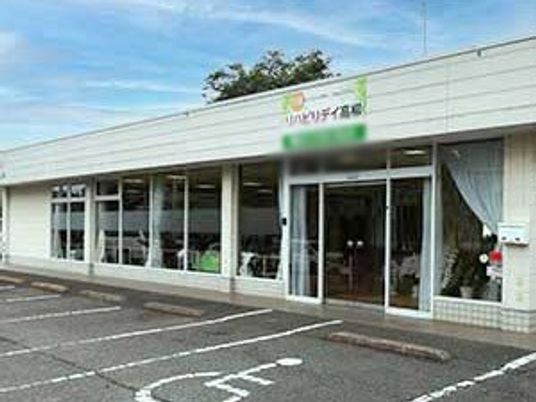 広い駐車場の外観
