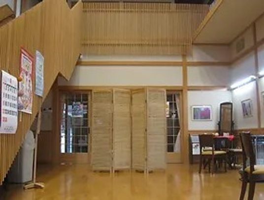 やさしい照明のラウンジ
