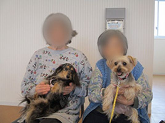犬と一緒の笑顔の部屋
