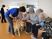 介助犬と交流する人々