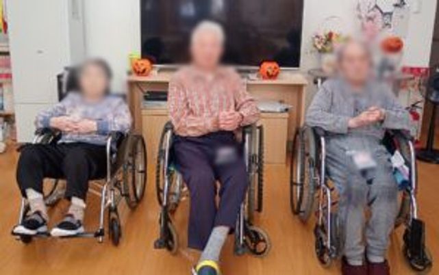 車椅子の方々と共に過ごすリビング