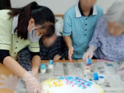 楽しむ塗り絵の様子