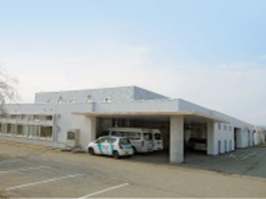 白い建物の外観