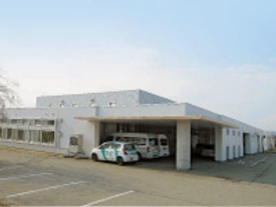 白い建物の外観