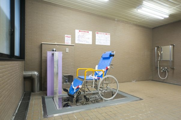 車椅子リフトの浴室