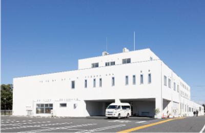 白い建物の外観