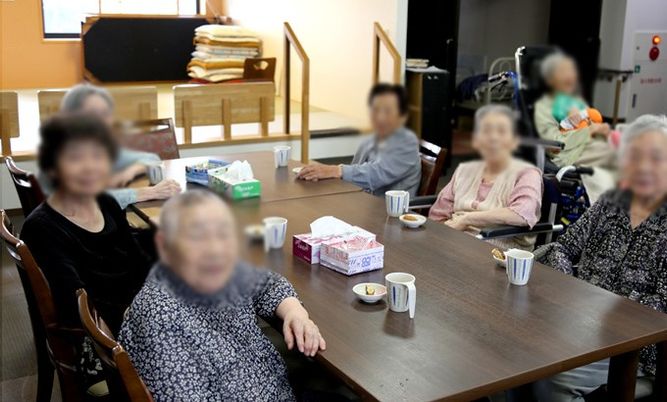 笑顔の高齢者とテーブル