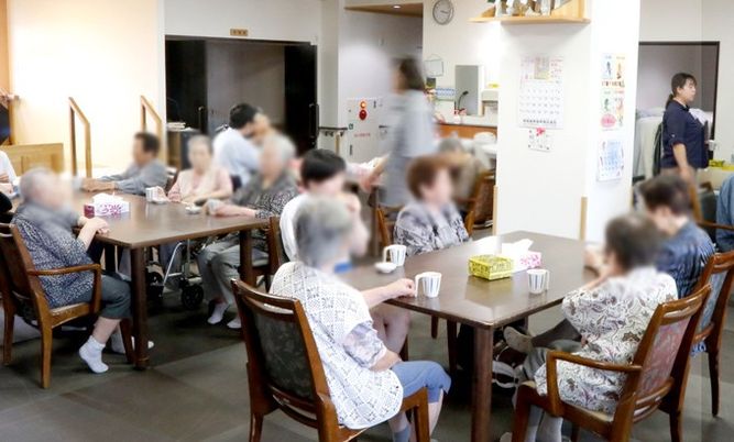 交流が盛んなテーブルがある空間