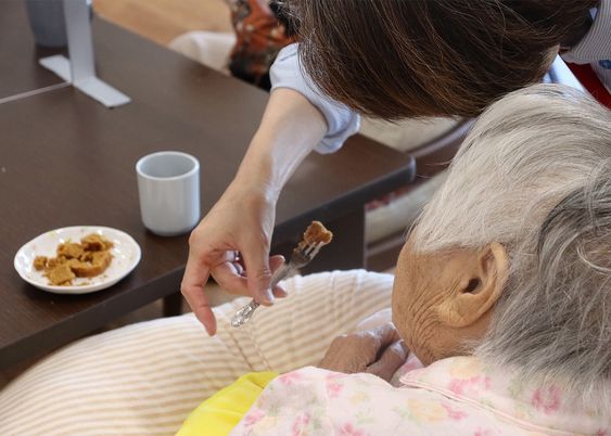 食事介助の様子 食堂  