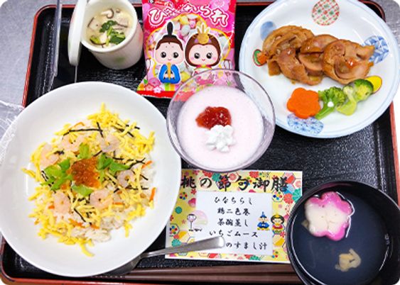楽しげな食事の一コマ