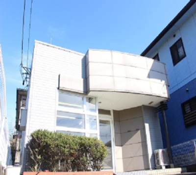 青空の中の建物外観