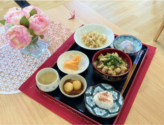 季節感のある食事トレイ
