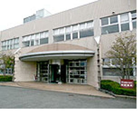 広い入口の建物外観