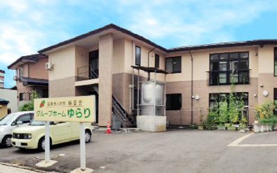 看板と駐車場の外観
